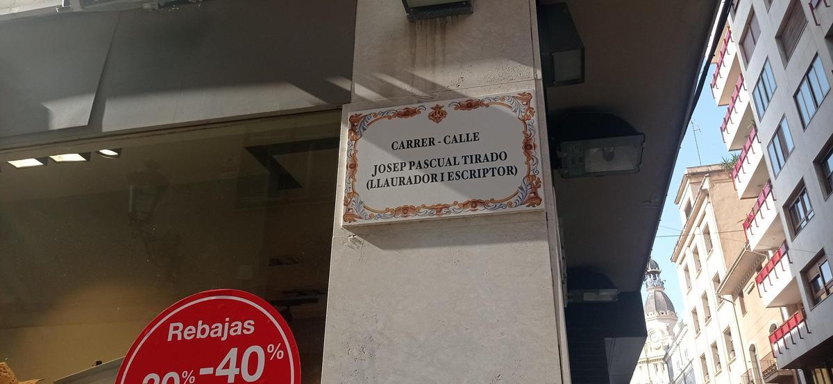 Placa con el nombre de la calle.