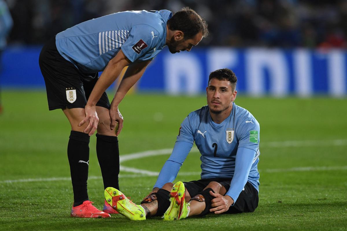 Diego Godín, junto al lesionado José María Giménez, durante el Uruguay-Colombia clasificatorio para el Mundial 2022.