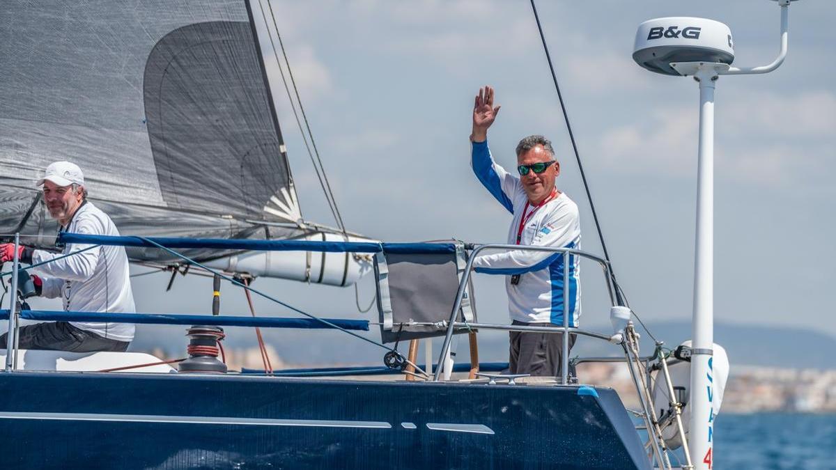 El Smerit ha sido el primer barco que ha cruzado la línea llegada de La Larga en tiempo real