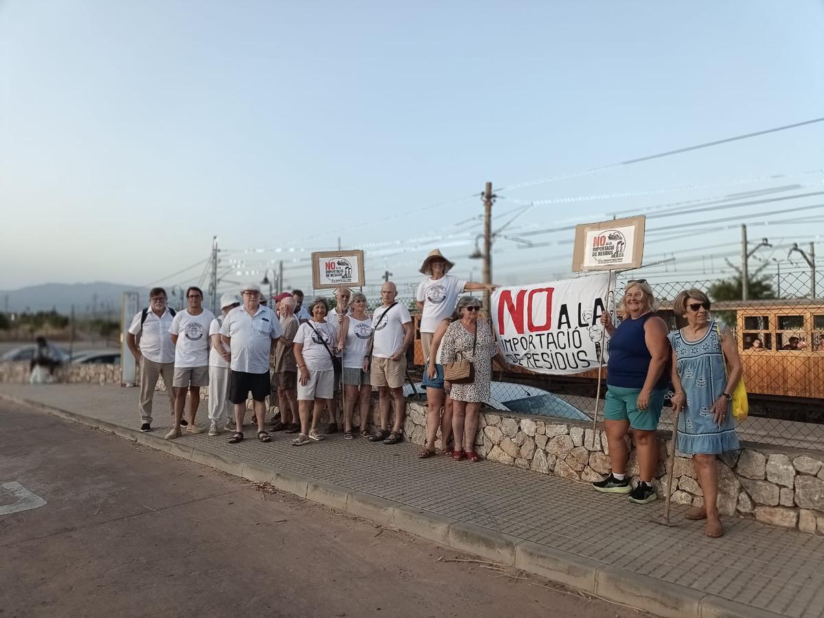 Imagen de la acción simbólica celebrada ayer por la Plataforma contra el traslado de residuos.