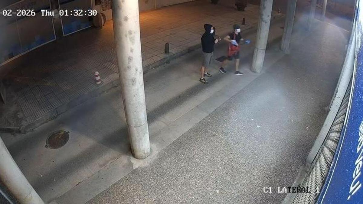 Dues persones captades per les càmeres de seguretat davant la seu d’Aliança Catalana a Girona.