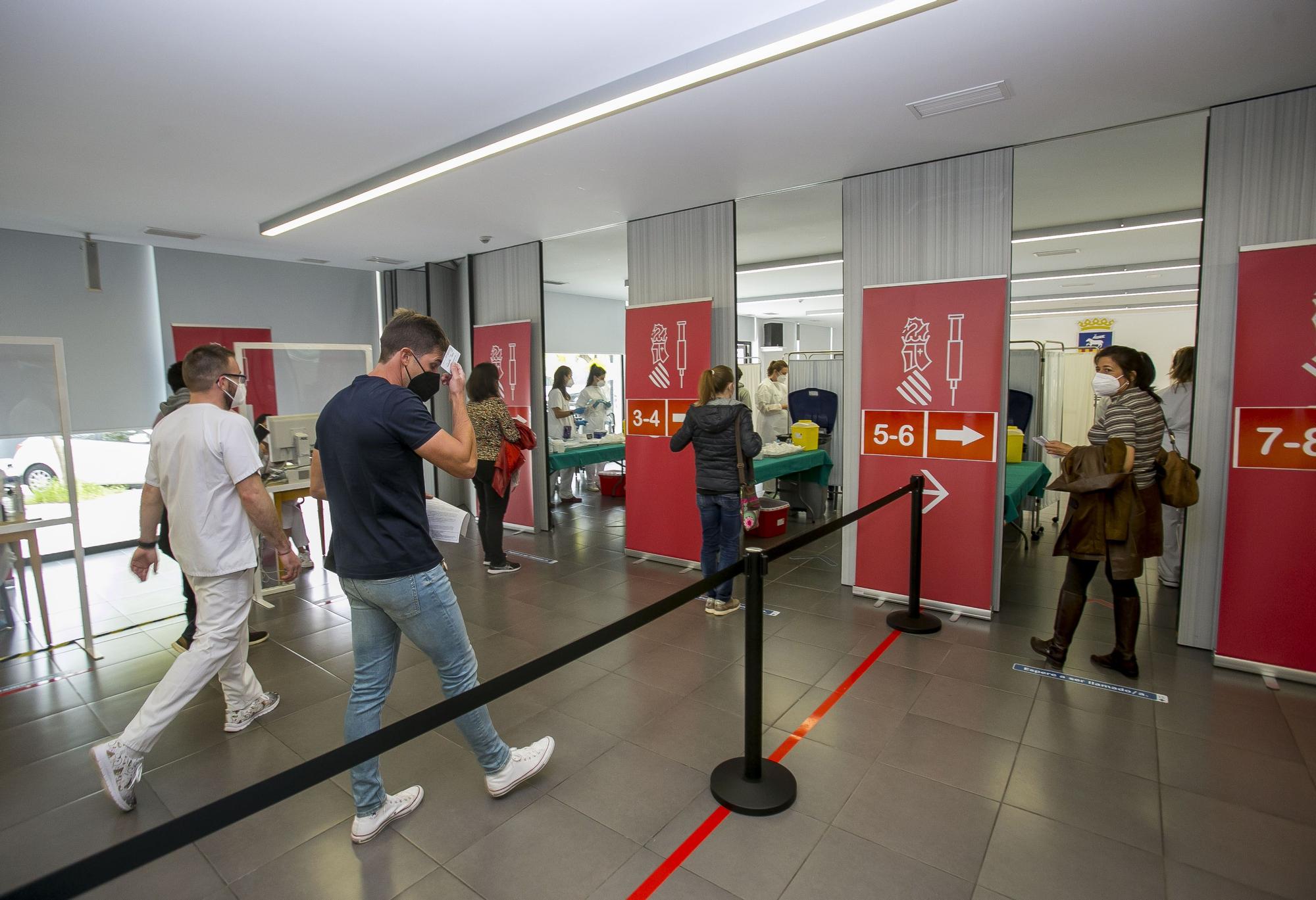 Vacunacion de docentes en Sant Joan y en el hospital de campaña de Alicante