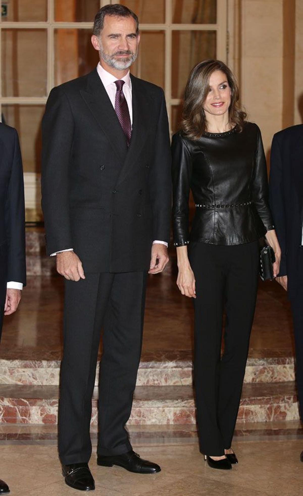 El look de Letizia Ortiz, junto a Felipe VI, con top peplum de Uterqüe