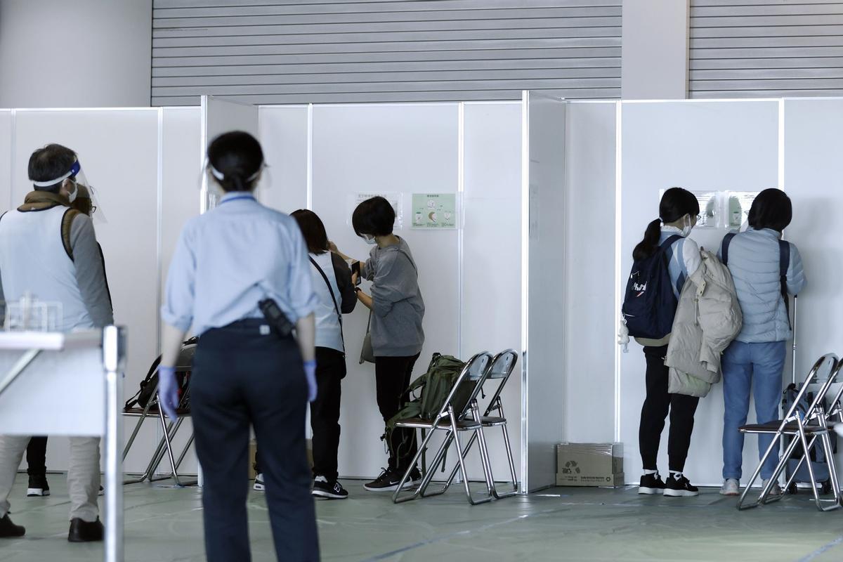 Controles y test de covid para pasajeros procedentes de China en el aeropuerto de Narita, en Japón.