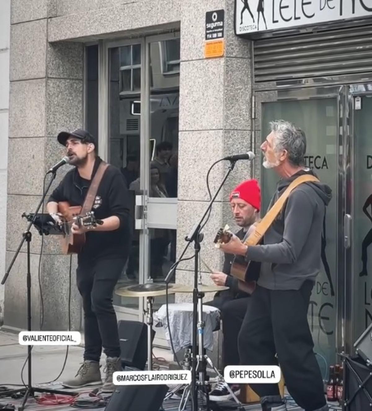 El trío, actuando en Pontevedra