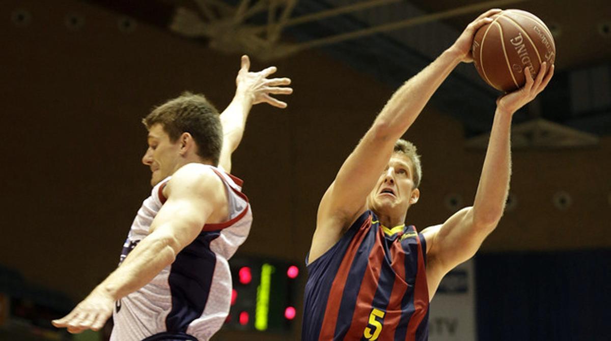 Justin Doellman entra a cistella davant Pavel Pumprla, en el partit que ha enfrontat l’Obradoiro i el Barça a Santiago. Justin Doellman entra a cistella davant Pavel Pumprla, en el partit que ha enfrontat l’Obradoiro i el Barça a Santiago.