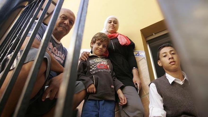 La joven Roula junto con su hijo Omar y su suegro Hams Dine y cuñado Abd Allah en el centro de refugiados de la calle Ollerías.