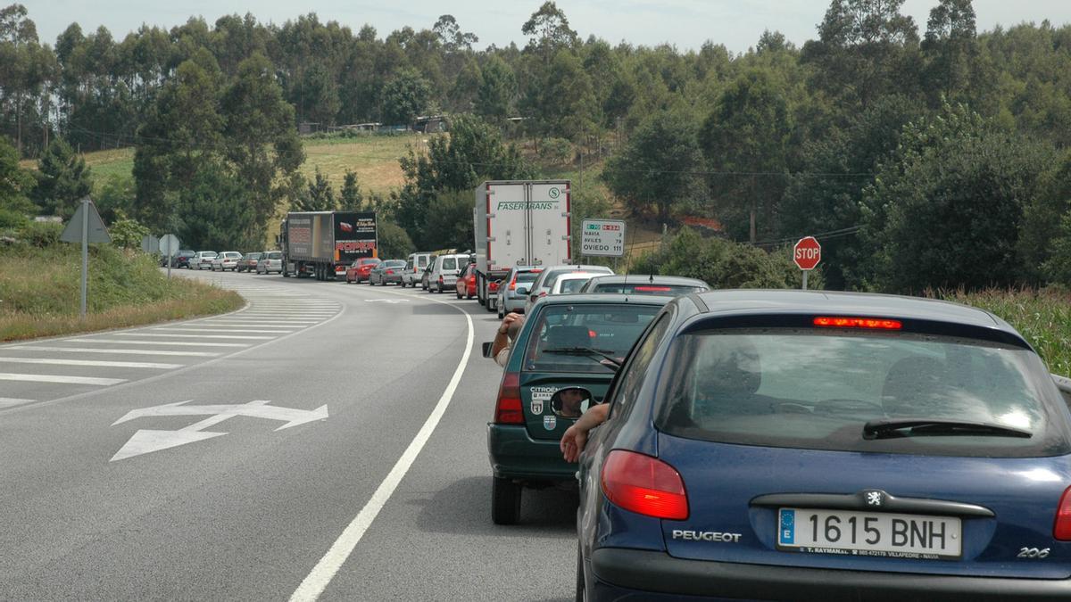 Cola de coches en el cruce del Hospital de Jarrio.