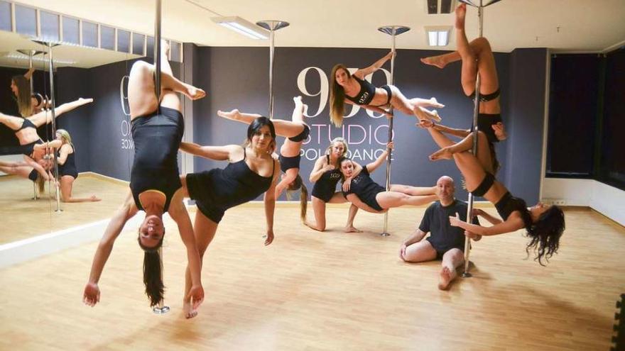 Alumnas del 939 Studio posan durante una clase de &#039;pole dance&#039;.