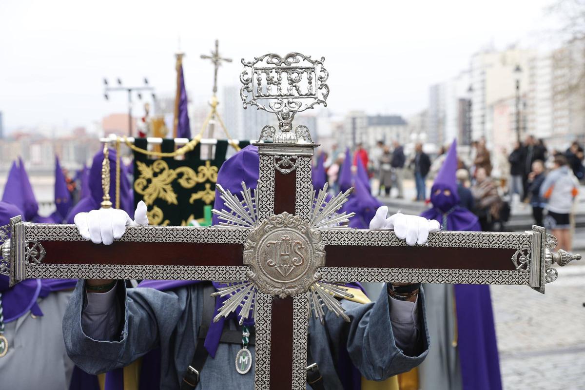 La procesión del Encuentro de Resurrección en Gijón, en imágenes