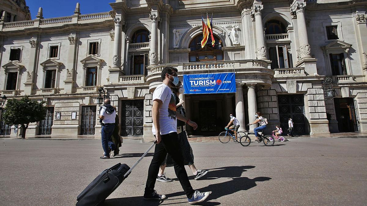 Unos turistas por delante de la puerto del ayuntamiento en el pasado Día Mundial de Turismo (27 de septiembre). | EDUARDO RIPOLL