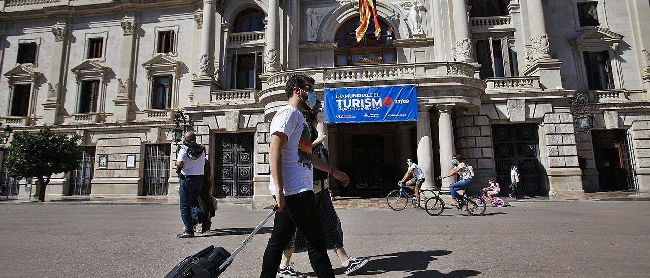 Unos turistas por delante de la puerto del ayuntamiento en el pasado Día Mundial de Turismo (27 de septiembre). | EDUARDO RIPOLL