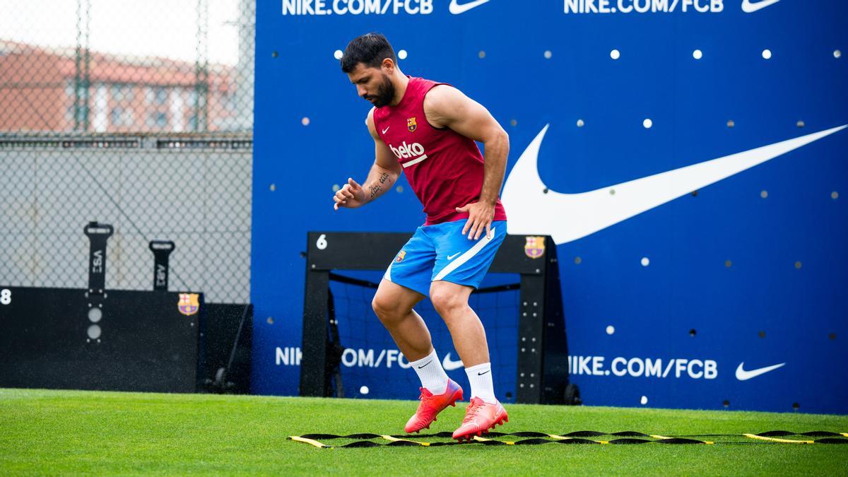 El jugador del FC Barcelona Sergio &#039;Kun&#039; Agüero en un entrenament.