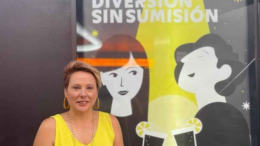 María Conejero, con el cartel de la campaña