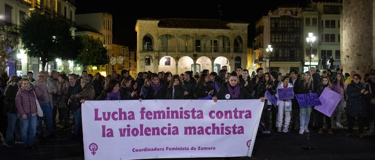 Concentración en la Plaza Mayor para denunciar la violencia de género.