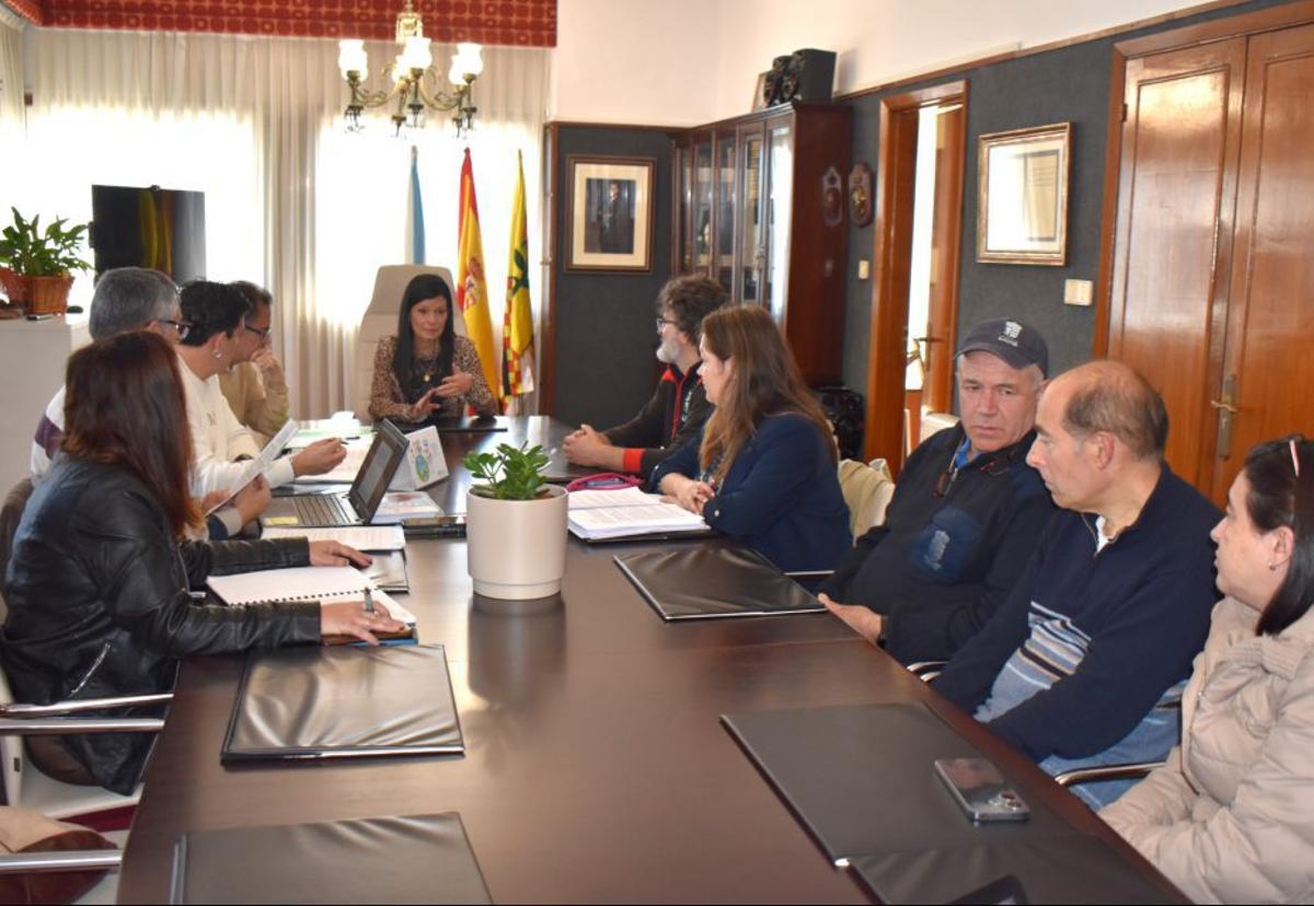 La alcaldesa, Nidia Arévalo, reunida con los representantes sindicales. | D.P.