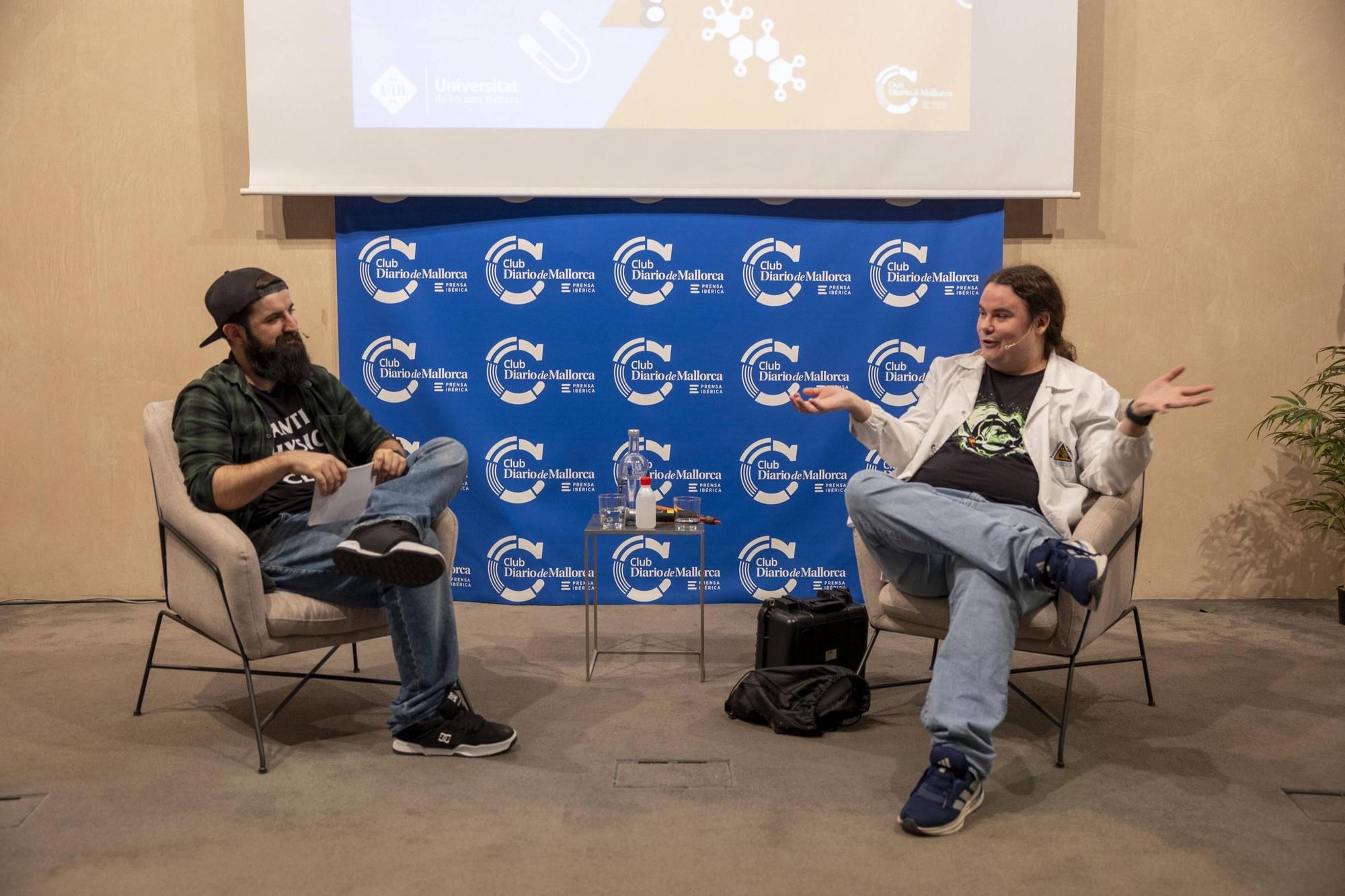 FOTOS | El Físico Barbudo entrevistó al divulgador tras el canal Ponte Bata en un encuentro en Diario de Mallorca