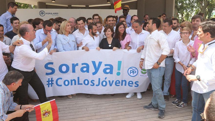 Sáenz de Santamaría acompañada de varios dirigentes populares en su acto en Málaga.