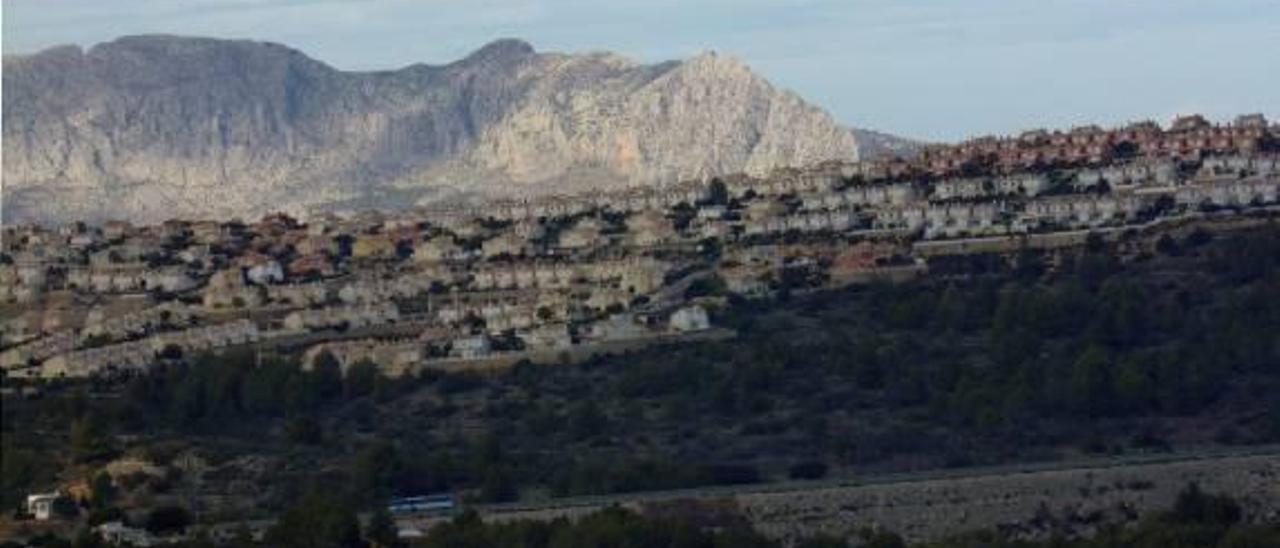 Gata acabará tras 14 años una urbanización de 700 casas de las que la mitad sigue sin venderse