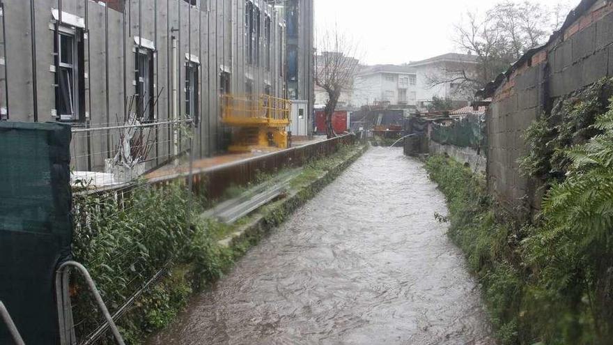 Río Lameira en Marín, al que se destinan un millón de euros para la estación de bombeo. // Santos Álvarez