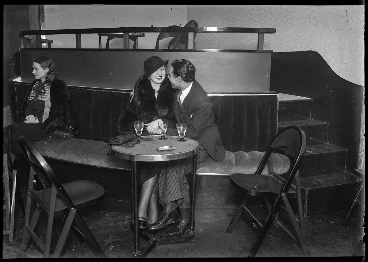Joan Andreu Puig Farran, Una pareja en un bar de Barcelona, 1931-1936. Archivo Fotográfico de Barcelona / Archivo Familia Puig Farran © Arxiu Família Puig Farran. Plata en gelatina a partir de negativo de vidrio