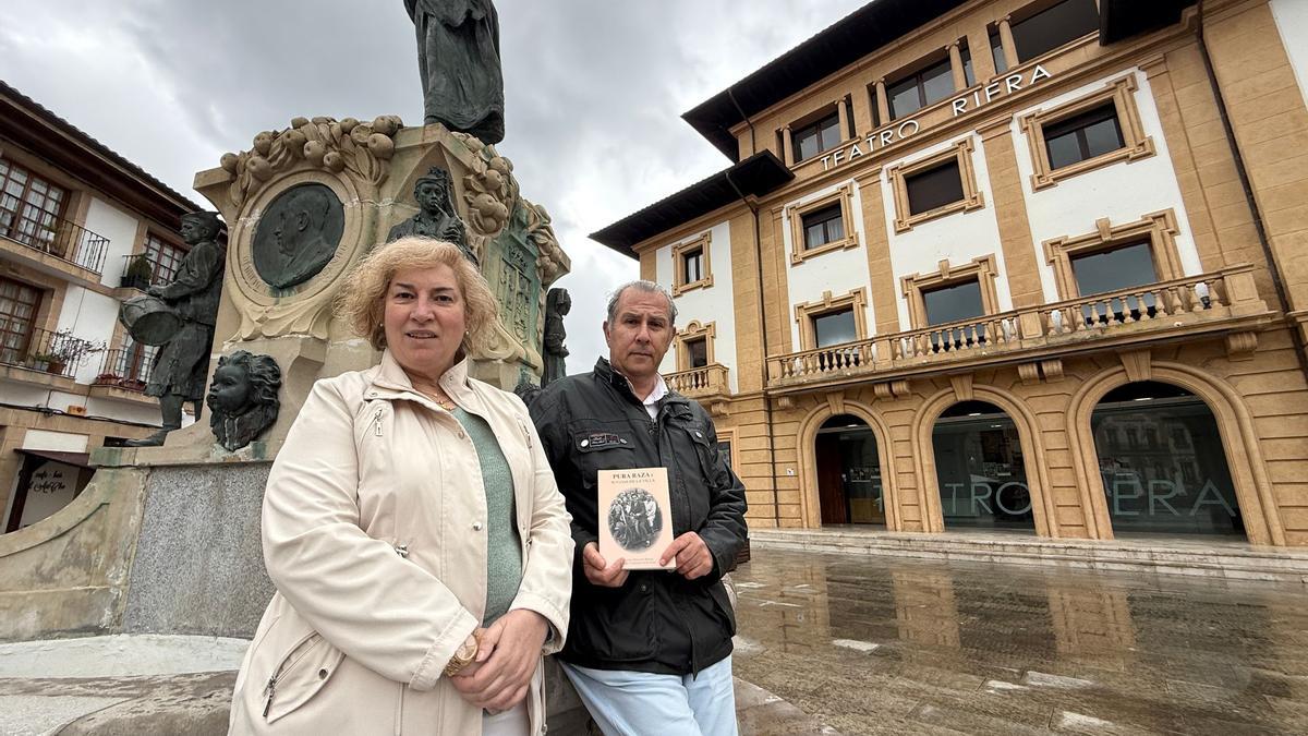 Adolfo Sánchez y Victoria Martínez, autores del libro “Pura Raza (Tomo I) 50 vidas de la Villa”, frente al Teatro Riera con un ejemplar del mismo