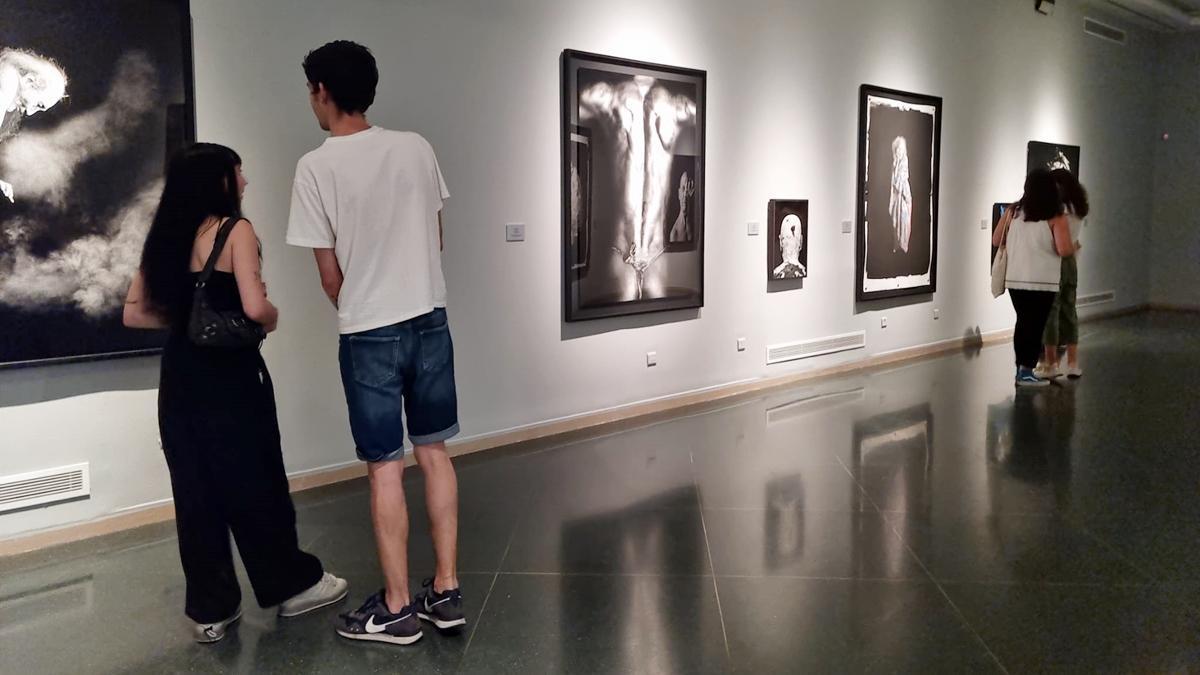 Julia Moreno en la exposición de Isabel Muñoz en Vimcorsa.