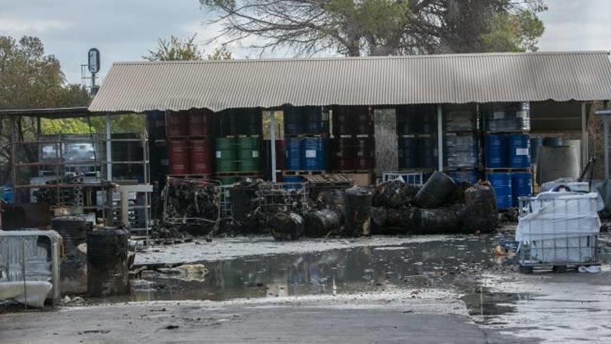 Un incendio industrial moviliza de madrugada tres parques de bomberos