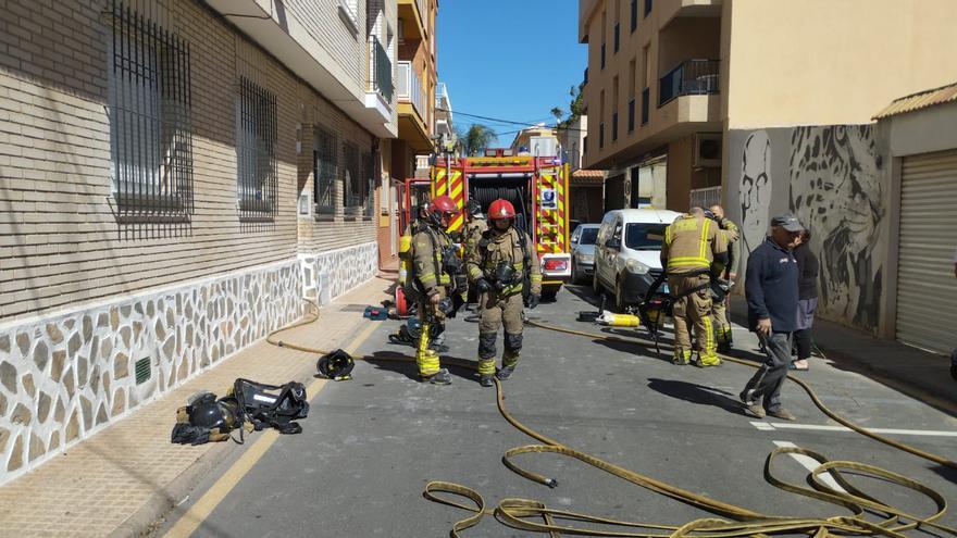 Un incendio en Los Alcázares deja 6 atendidos por inhalación de humo