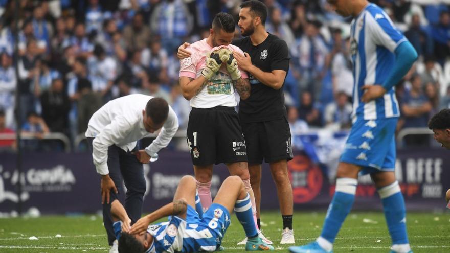 Borja Jiménez habla con un desolado Quiles, mientras Mackay llora y Miku pasea cabizbajo en el Dépor-Albacete.  | // CARLOS PARDELLAS