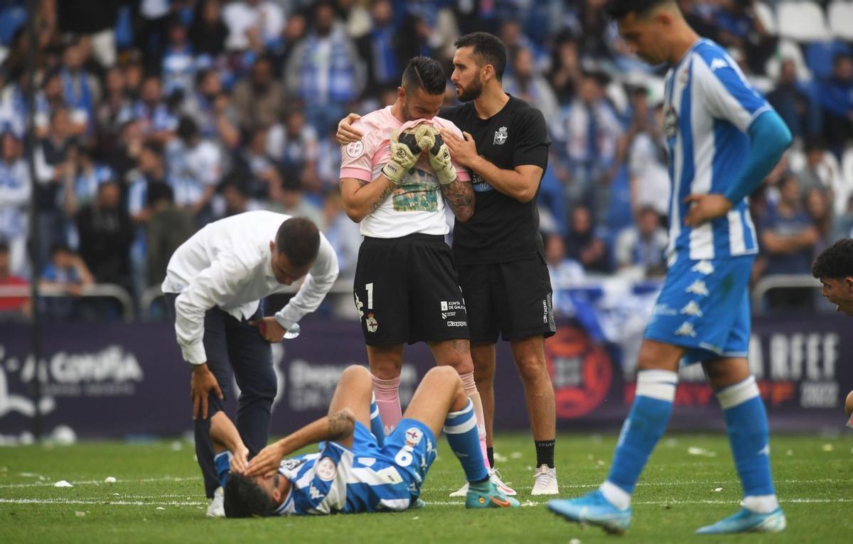 Borja Jiménez habla con un desolado Quiles, mientras Mackay llora y Miku pasea cabizbajo en el Dépor-Albacete.  | // CARLOS PARDELLAS