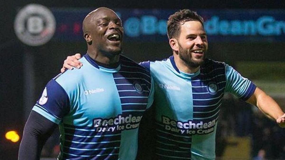 Akinfenwa celebra su gol