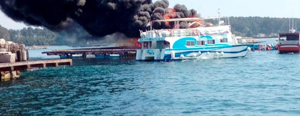 Arde un catamarán de pasajeros en A Toxa