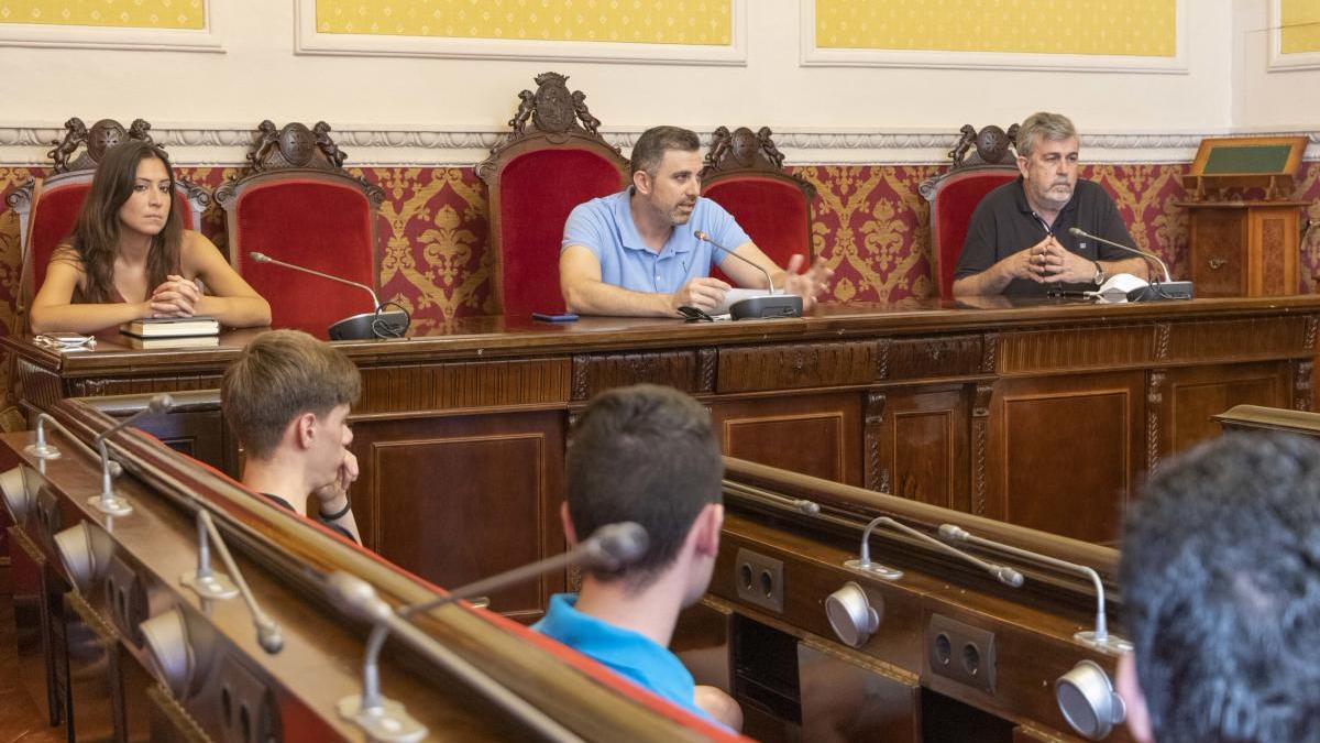 Recepción de los becados en el salón de sesiones.