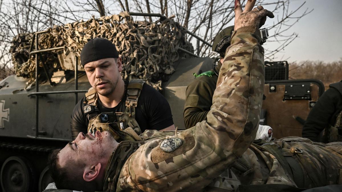 Paramédicos ucranianos evacuan a militares heridos en la línea del frente de Bajmut, el 23 de marzo de 2023