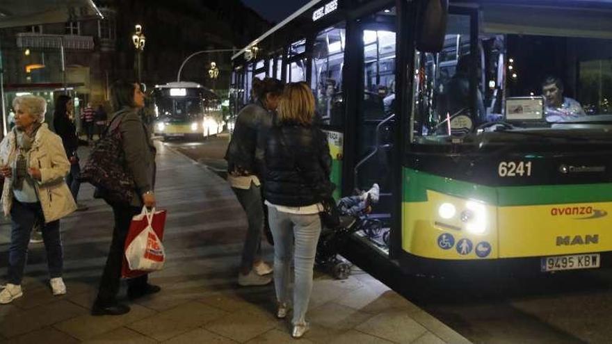 Usuarios subiendo a un autobús de Vitrasa anoche en el centro de la ciudad. // Alba Villar