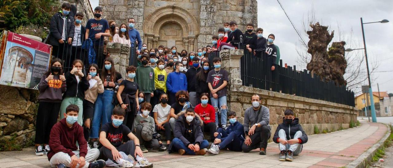 La expedición educativa del colegio de Mosteiro, frente a la capilla de San Benito.   | // IÑAKI ABELLA