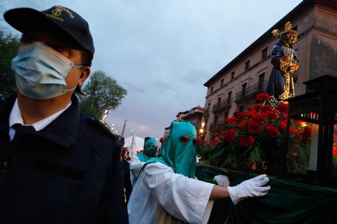 EN IMÁGENES: El Cristo de Medinaceli sale de procesión en Avilés y pone fin tres años de "cautiverio"