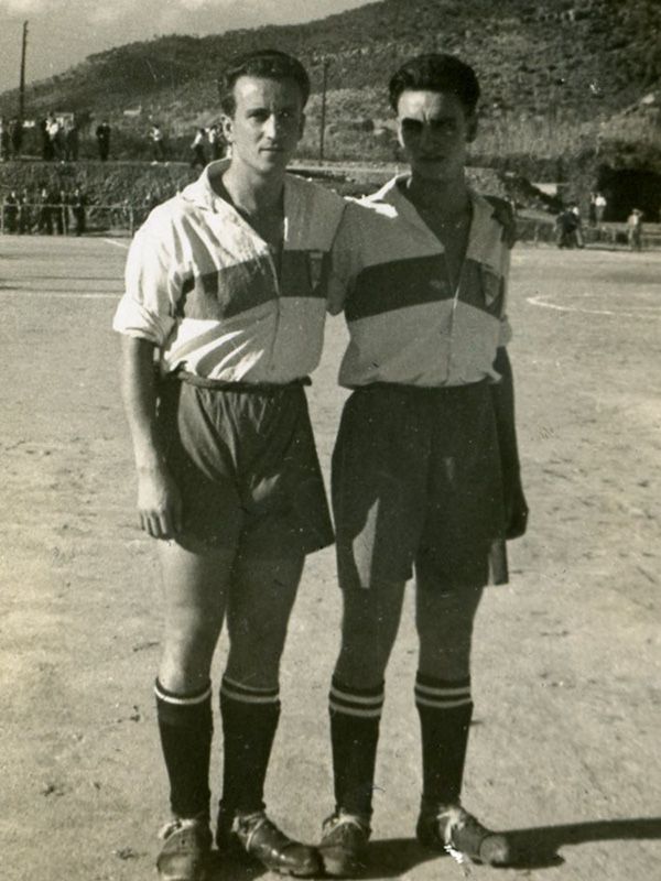 Estanislau i Joaquim Basora en un partit de festa major a la Colònia Valls dels anys 50