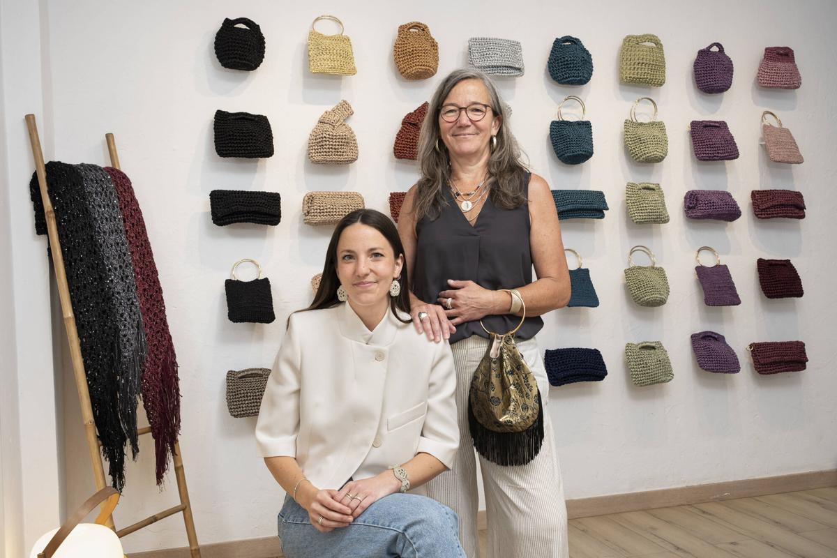 Creadoras, madre e hija, de la firma MADREMÍA, en su tienda de bolsos, ponchos y complementos de crochet