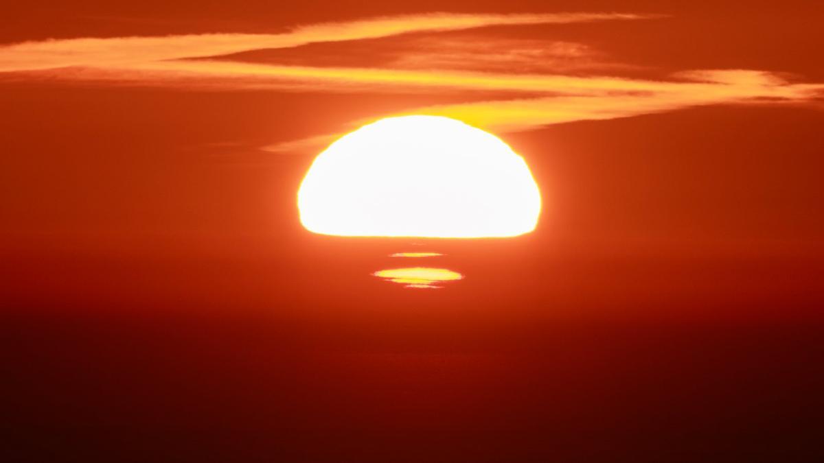 Secuencia de la salida de sol hoy viernes en Barcelona