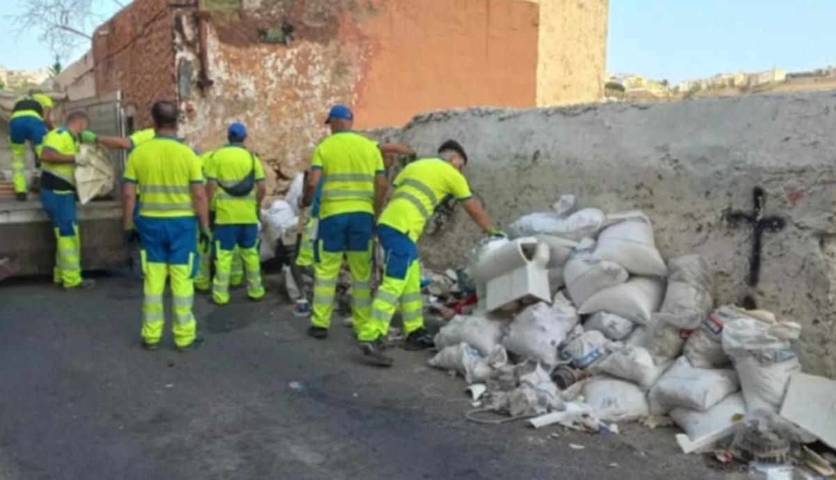 Recogida de un vertido de escombros en el barrio de San Juan.