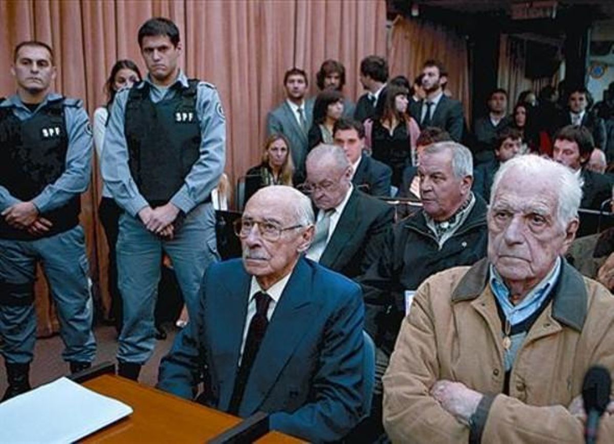 Videla (esquerra) i Bignone esperen escoltar la sentència, ahir. Videla (esquerra) i Bignone esperen escoltar la sentència, ahir.
