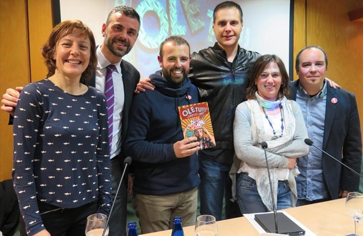 Peyu (al centre) sosté un exemplar del llibre ’Ole tu!!!’, amb altres membres de l’equip del ’APM?’ i el conseller Santi Vila. Peyu (al centre) sosté un exemplar del llibre ’Ole tu!!!’, amb altres membres de l’equip del ’APM?’ i el conseller Santi Vila.
