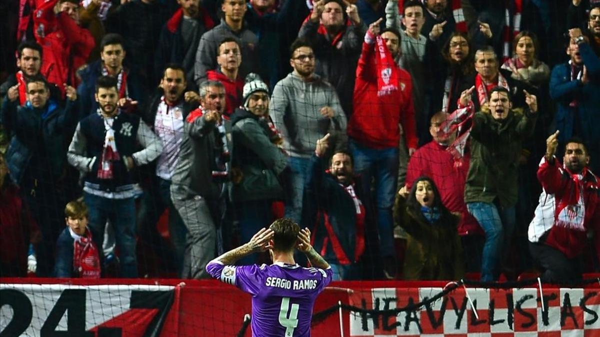 Sergio Ramos provoca a los aficionados sevillistas tras marcar de penalti en el partido de Copa en el Sánchez Pizjuán