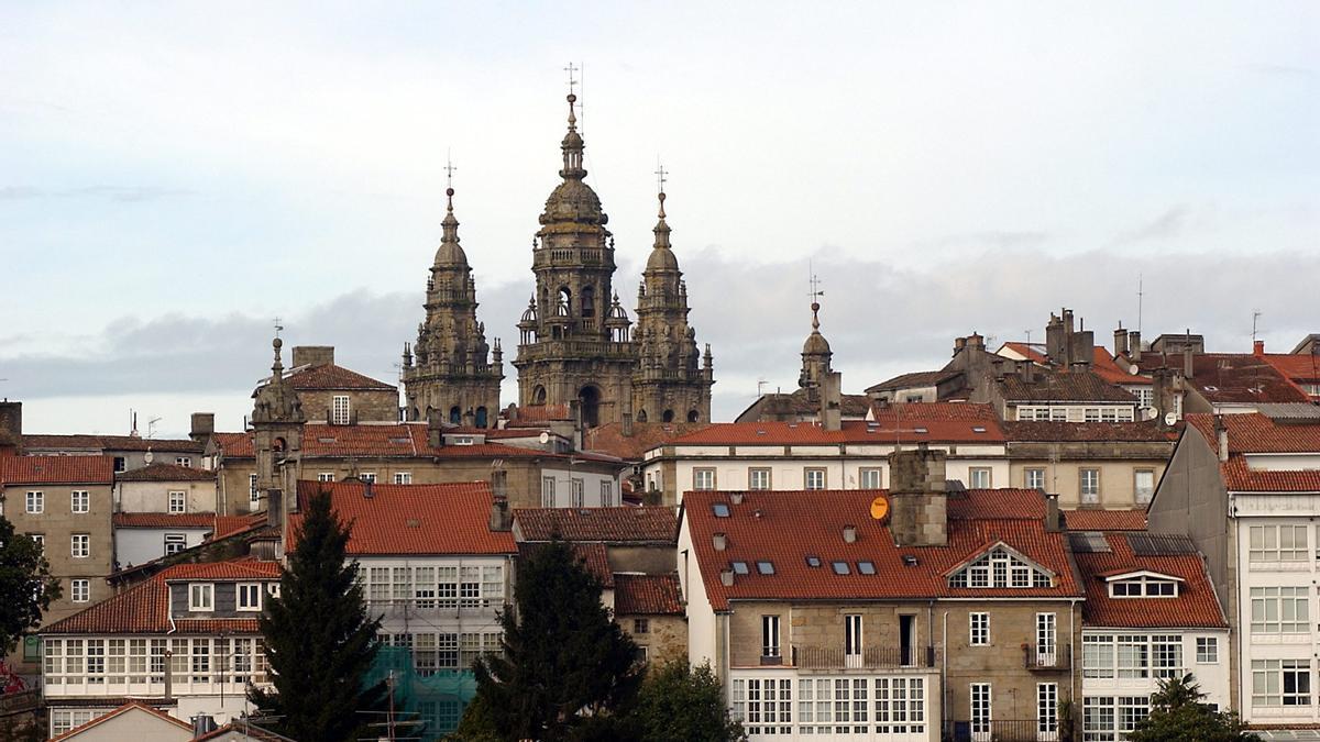 Vista de la ciudad de Santiago de Compostela, con las cúpulas de la catedral destacadas sobre los tejados.