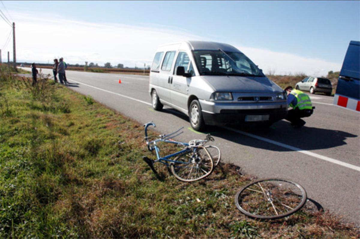 La bicicleta de la víctima i la furgoneta, al lloc on s’ha produït l’accident.