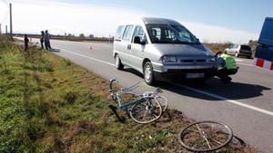 La bicicleta de la víctima i la furgoneta, al lloc on s’ha produït l’accident.