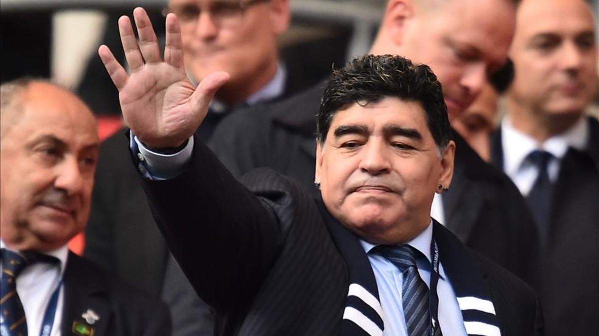 Maradona en las gradas de Wembley saludando a la afición inglesa