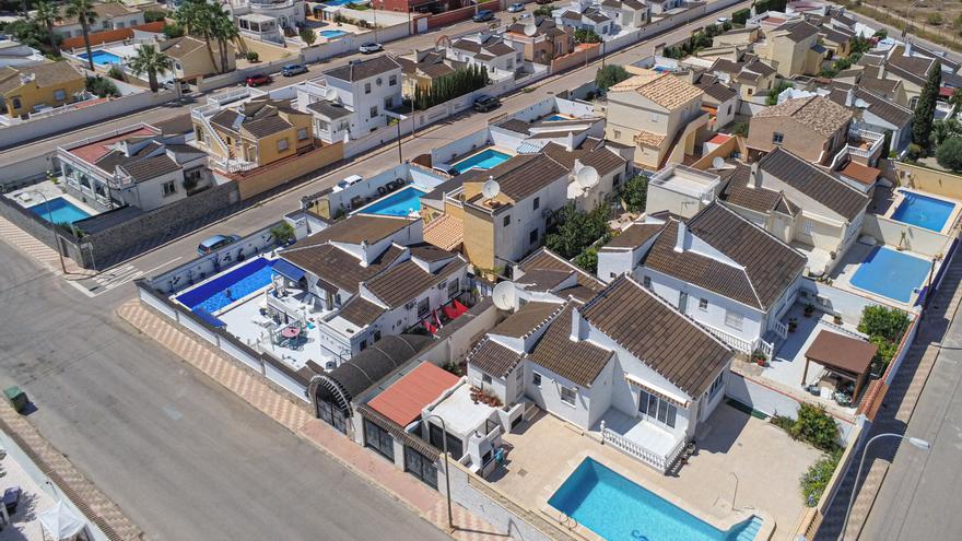 Muchas piscinas para tan poca agua en la provincia de Alicante